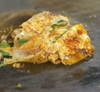 火遍夜市的烤冷面在家就能做，金黄软糯，味道不比买的差